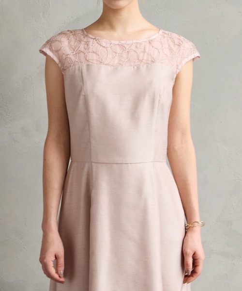 AIMER（エメ）の「リリアン刺繍×シャンタン フレンチスリーブフレアパーティードレス　結婚式　お呼ばれ　ドレス　20代 30代（ドレス・レディース・ピーコックグリーン系/ベージュ/ラベンダー/ピンクベージュ・MEDIUM/LARGE）」の9枚目の写真
