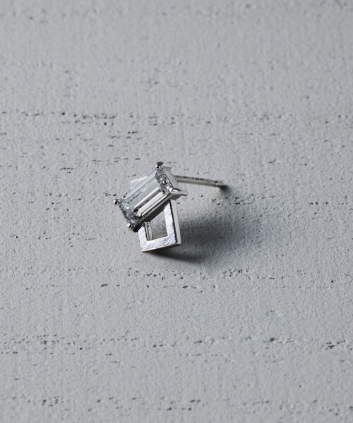 and cloud(アンドクラウド)の「Bijou Frame Pierce / Single(ピアス(片耳用)・レディース・ブラック/シルバー・FREE)」の4枚目の写真