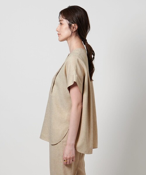 UNITED ARROWS(ユナイテッドアローズ)の「Spiree IAS タック ショートスリーブ ブラウス ‐接触冷感・UVカット・ストレッチ・ウォッシャブル‐(シャツ/ブラウス・レディース・ネイビー/ナチュラル・FREE)」の7枚目の写真