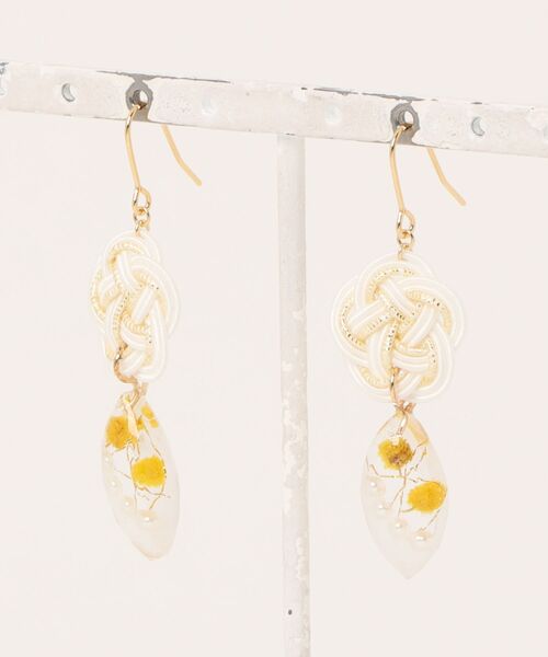 tone（トーン）の「【Shin】[Shin]水引とお花のピアス(MA)（ピアス（両耳用）・レディース・ホワイト/パープル系その他3/ゴールド系1/ゴールド系2/パープル系その他2/パープル系その他/クリーム・FREE）」の6枚目の写真