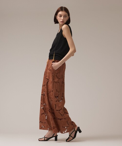 GRACE CONTINENTAL（グレースコンチネンタル）の「カットワークバギーパンツ（その他パンツ・レディース・ブラウン/キナリ・36/38）」の3枚目の写真