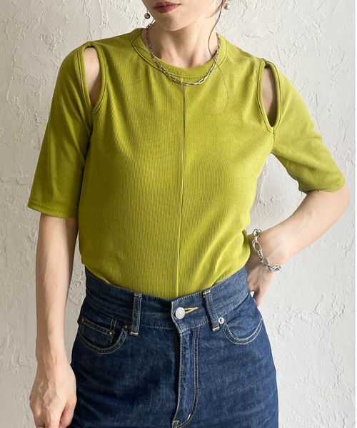 She's Closet(シーズクローゼット)の「カットアウト 肩あき オープンショルダー 半袖 リブTシャツ(Tシャツ/カットソー・レディース・アイボリー/モカ/ブラック/ブラウン/グリーン・FREE)」の5枚目の写真