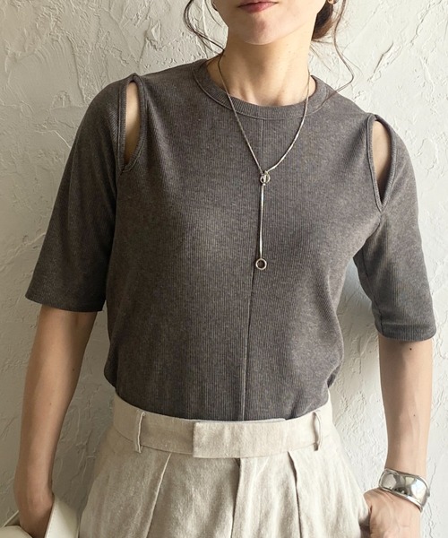 She's Closet(シーズクローゼット)の「カットアウト 肩あき オープンショルダー 半袖 リブTシャツ(Tシャツ/カットソー・レディース・アイボリー/モカ/ブラック/ブラウン/グリーン・FREE)」の4枚目の写真