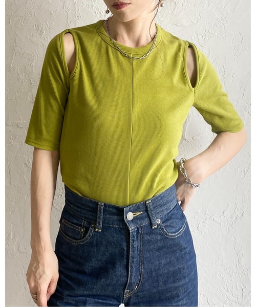 She's Closet(シーズクローゼット)の「カットアウト 肩あき オープンショルダー 半袖 リブTシャツ(Tシャツ/カットソー・レディース・アイボリー/モカ/ブラック/ブラウン/グリーン・FREE)」の6枚目の写真