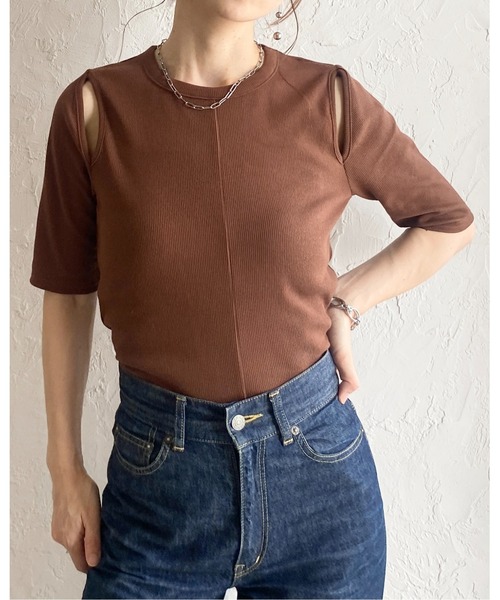 She's Closet(シーズクローゼット)の「カットアウト 肩あき オープンショルダー 半袖 リブTシャツ(Tシャツ/カットソー・レディース・アイボリー/モカ/ブラック/ブラウン/グリーン・FREE)」の7枚目の写真