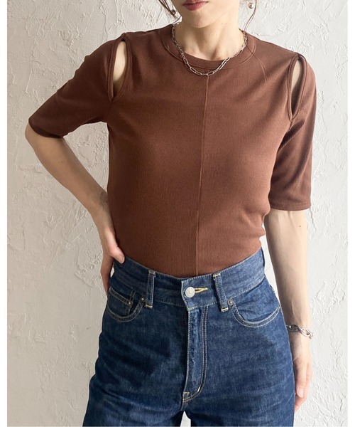 She's Closet(シーズクローゼット)の「カットアウト 肩あき オープンショルダー 半袖 リブTシャツ(Tシャツ/カットソー・レディース・アイボリー/モカ/ブラック/ブラウン/グリーン・FREE)」の16枚目の写真