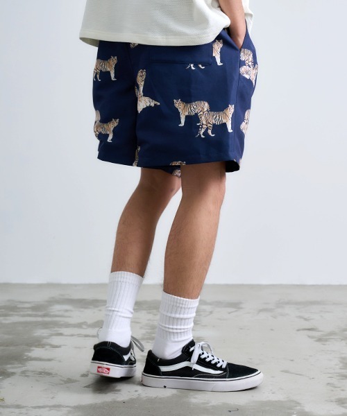 Revo.（レボ）の「Revo. アニマル 総柄プリント バギー ショートパンツ（その他パンツ・メンズ・グリーン/ネイビー/ブラック・2/1）」の5枚目の写真