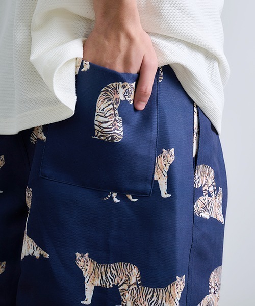 Revo.（レボ）の「Revo. アニマル 総柄プリント バギー ショートパンツ（その他パンツ・メンズ・グリーン/ネイビー/ブラック・2/1）」の7枚目の写真