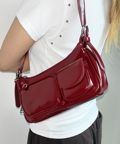 .KOM(ドットコム)の「A'GEM/9 × .kom 『.KOM/ドットケーオーエム』ツヤ感ショルダーバッグ(ショルダーバッグ・レディース・ボルドー/アイボリー/ブラック・FREE)」の3枚目の写真