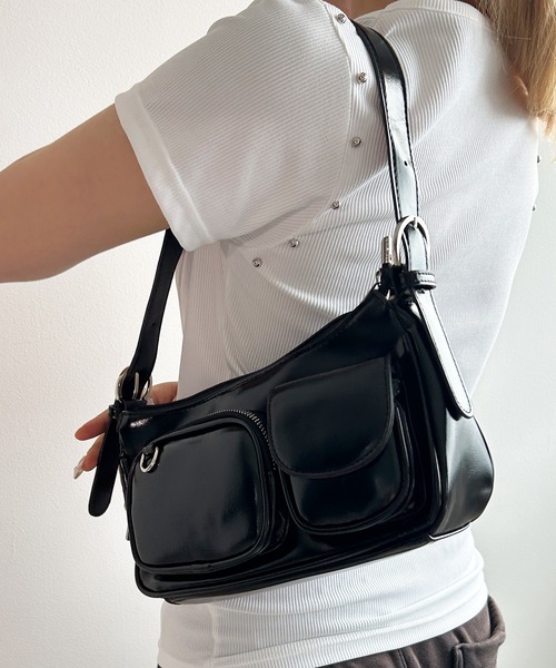 .KOM(ドットコム)の「A'GEM/9 × .kom 『.KOM/ドットケーオーエム』ツヤ感ショルダーバッグ(ショルダーバッグ・レディース・ボルドー/アイボリー/ブラック・FREE)」の2枚目の写真