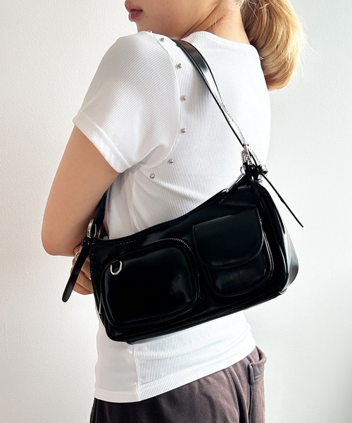 .KOM(ドットコム)の「A'GEM/9 × .kom 『.KOM/ドットケーオーエム』ツヤ感ショルダーバッグ(ショルダーバッグ・レディース・ボルドー/アイボリー/ブラック・FREE)」の4枚目の写真