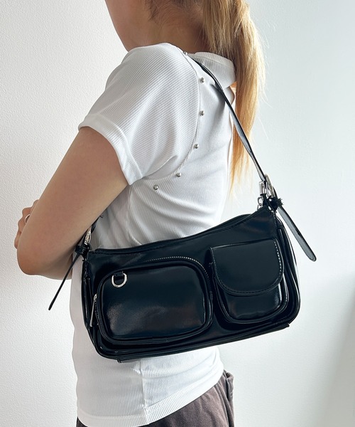 .KOM(ドットコム)の「A'GEM/9 × .kom 『.KOM/ドットケーオーエム』ツヤ感ショルダーバッグ(ショルダーバッグ・レディース・ボルドー/アイボリー/ブラック・FREE)」の5枚目の写真