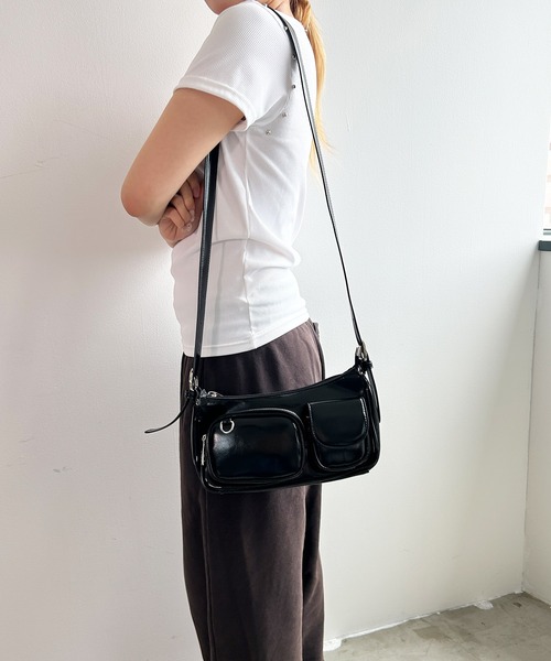 .KOM(ドットコム)の「A'GEM/9 × .kom 『.KOM/ドットケーオーエム』ツヤ感ショルダーバッグ(ショルダーバッグ・レディース・ボルドー/アイボリー/ブラック・FREE)」の6枚目の写真