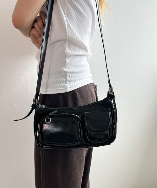.KOM(ドットコム)の「A'GEM/9 × .kom 『.KOM/ドットケーオーエム』ツヤ感ショルダーバッグ(ショルダーバッグ・レディース・ボルドー/アイボリー/ブラック・FREE)」の7枚目の写真