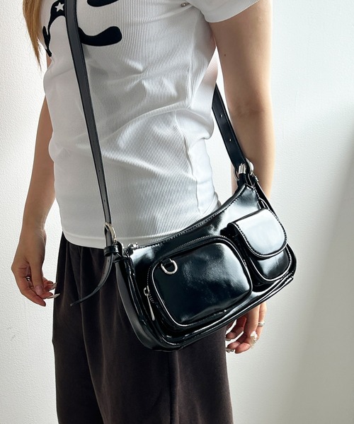 .KOM(ドットコム)の「A'GEM/9 × .kom 『.KOM/ドットケーオーエム』ツヤ感ショルダーバッグ(ショルダーバッグ・レディース・ボルドー/アイボリー/ブラック・FREE)」の8枚目の写真