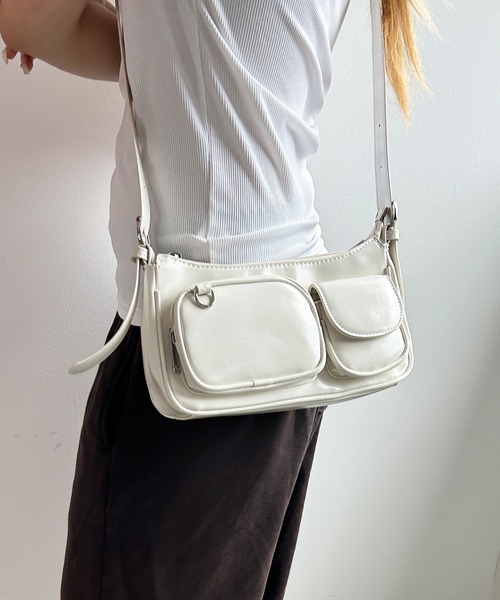 .KOM(ドットコム)の「A'GEM/9 × .kom 『.KOM/ドットケーオーエム』ツヤ感ショルダーバッグ(ショルダーバッグ・レディース・ボルドー/アイボリー/ブラック・FREE)」の10枚目の写真