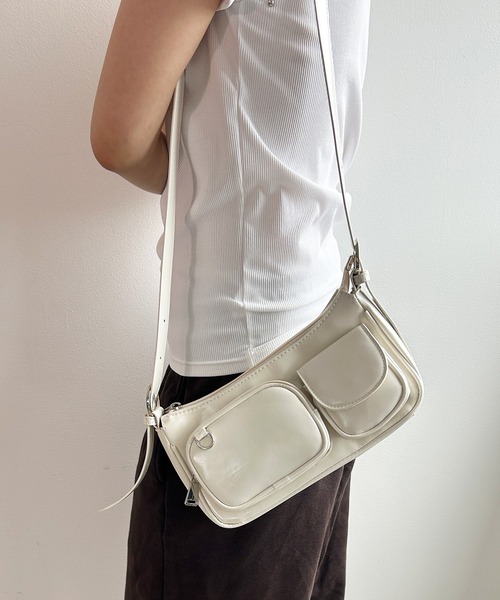 .KOM(ドットコム)の「A'GEM/9 × .kom 『.KOM/ドットケーオーエム』ツヤ感ショルダーバッグ(ショルダーバッグ・レディース・ボルドー/アイボリー/ブラック・FREE)」の11枚目の写真