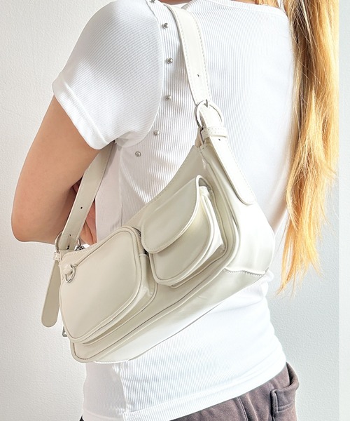 .KOM(ドットコム)の「A'GEM/9 × .kom 『.KOM/ドットケーオーエム』ツヤ感ショルダーバッグ(ショルダーバッグ・レディース・ボルドー/アイボリー/ブラック・FREE)」の13枚目の写真