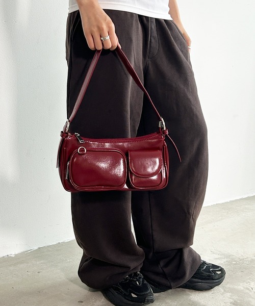 .KOM(ドットコム)の「A'GEM/9 × .kom 『.KOM/ドットケーオーエム』ツヤ感ショルダーバッグ(ショルダーバッグ・レディース・ボルドー/アイボリー/ブラック・FREE)」の14枚目の写真