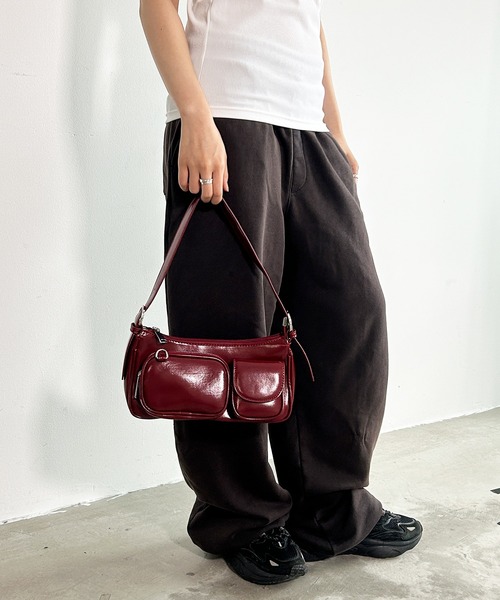.KOM(ドットコム)の「A'GEM/9 × .kom 『.KOM/ドットケーオーエム』ツヤ感ショルダーバッグ(ショルダーバッグ・レディース・ボルドー/アイボリー/ブラック・FREE)」の15枚目の写真