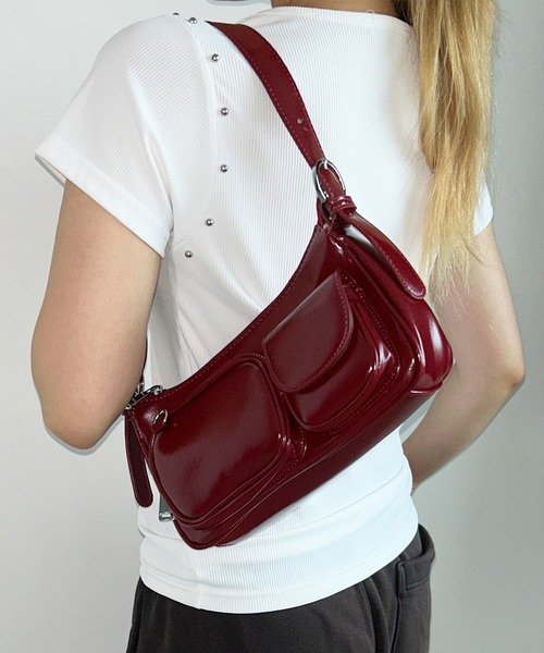 .KOM(ドットコム)の「A'GEM/9 × .kom 『.KOM/ドットケーオーエム』ツヤ感ショルダーバッグ(ショルダーバッグ・レディース・ボルドー/アイボリー/ブラック・FREE)」の16枚目の写真