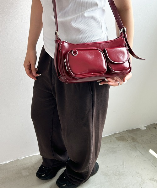 .KOM(ドットコム)の「A'GEM/9 × .kom 『.KOM/ドットケーオーエム』ツヤ感ショルダーバッグ(ショルダーバッグ・レディース・ボルドー/アイボリー/ブラック・FREE)」の17枚目の写真