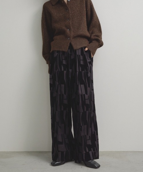 Shelly island(シェリーアイランド)の「フロッキー幾何学柄パンツ(その他パンツ・レディース・ブラウン/ブラック・FREE)」の2枚目の写真