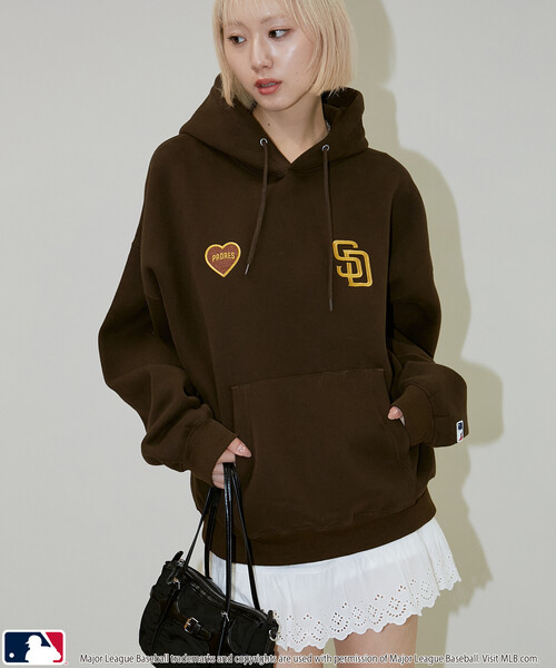 MLB（メジャーリーグベースボール）の「MLB/メジャーリーグベースボール 別注 SWEAT HOODIE/裏起毛スウェットパーカー(限定展開)（パーカー・メンズ・ブラック/アッシュグレー/ブラウン・SMALL/MEDIUM/LARGE）」の3枚目の写真