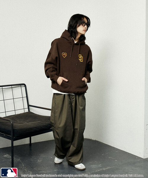 MLB（メジャーリーグベースボール）の「MLB/メジャーリーグベースボール 別注 SWEAT HOODIE/裏起毛スウェットパーカー(限定展開)（パーカー・メンズ・ブラック/アッシュグレー/ブラウン・SMALL/MEDIUM/LARGE）」の21枚目の写真