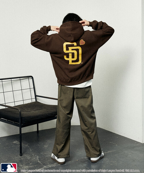 MLB（メジャーリーグベースボール）の「MLB/メジャーリーグベースボール 別注 SWEAT HOODIE/裏起毛スウェットパーカー(限定展開)（パーカー・メンズ・ブラック/アッシュグレー/ブラウン・SMALL/MEDIUM/LARGE）」の20枚目の写真