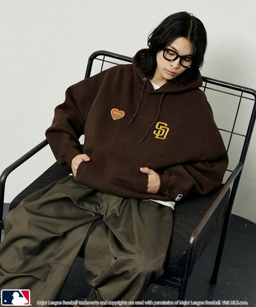 MLB（メジャーリーグベースボール）の「MLB/メジャーリーグベースボール 別注 SWEAT HOODIE/裏起毛スウェットパーカー(限定展開)（パーカー・メンズ・ブラック/アッシュグレー/ブラウン・SMALL/MEDIUM/LARGE）」の19枚目の写真