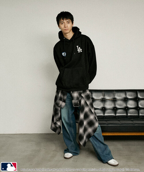 MLB（メジャーリーグベースボール）の「MLB/メジャーリーグベースボール 別注 SWEAT HOODIE/裏起毛スウェットパーカー(限定展開)（パーカー・メンズ・ブラック/アッシュグレー/ブラウン・SMALL/MEDIUM/LARGE）」の13枚目の写真