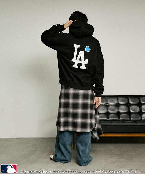 MLB（メジャーリーグベースボール）の「MLB/メジャーリーグベースボール 別注 SWEAT HOODIE/裏起毛スウェットパーカー(限定展開)（パーカー・メンズ・ブラック/アッシュグレー/ブラウン・SMALL/MEDIUM/LARGE）」の12枚目の写真