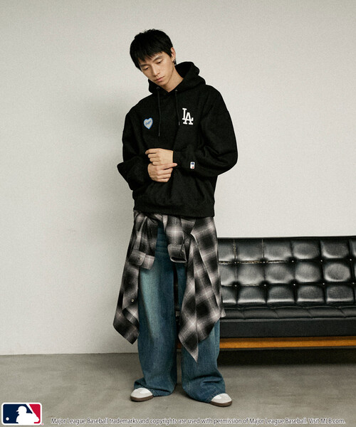 MLB（メジャーリーグベースボール）の「MLB/メジャーリーグベースボール 別注 SWEAT HOODIE/裏起毛スウェットパーカー(限定展開)（パーカー・メンズ・ブラック/アッシュグレー/ブラウン・SMALL/MEDIUM/LARGE）」の11枚目の写真