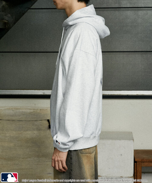 MLB（メジャーリーグベースボール）の「MLB/メジャーリーグベースボール 別注 SWEAT HOODIE/裏起毛スウェットパーカー(限定展開)（パーカー・メンズ・ブラック/アッシュグレー/ブラウン・SMALL/MEDIUM/LARGE）」の6枚目の写真