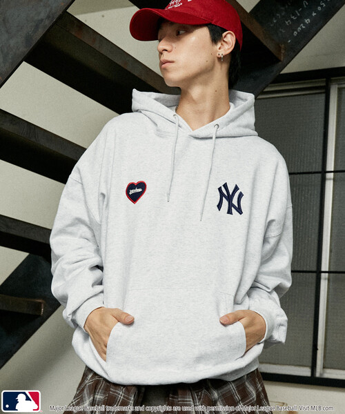 MLB（メジャーリーグベースボール）の「MLB/メジャーリーグベースボール 別注 SWEAT HOODIE/裏起毛スウェットパーカー(限定展開)（パーカー・メンズ・ブラック/アッシュグレー/ブラウン・SMALL/MEDIUM/LARGE）」の2枚目の写真