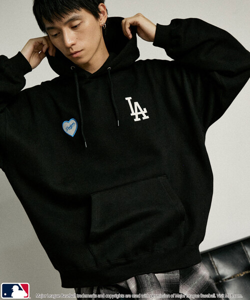 MLB（メジャーリーグベースボール）の「MLB/メジャーリーグベースボール 別注 SWEAT HOODIE/裏起毛スウェットパーカー(限定展開)（パーカー・メンズ・ブラック/アッシュグレー/ブラウン・SMALL/MEDIUM/LARGE）」の5枚目の写真