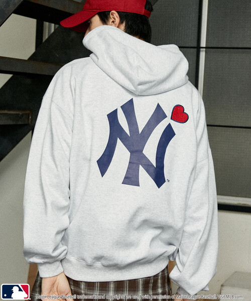 MLB（メジャーリーグベースボール）の「MLB/メジャーリーグベースボール 別注 SWEAT HOODIE/裏起毛スウェットパーカー(限定展開)（パーカー・メンズ・ブラック/アッシュグレー/ブラウン・SMALL/MEDIUM/LARGE）」の4枚目の写真
