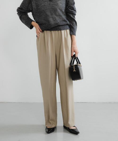 URBAN RESEARCH(アーバンリサーチ)の「『34サイズ/低身長向けも展開』 ポプリンイージーテーパードパンツ(その他パンツ・レディース・ベージュ/ブラック/グリーン系その他・38/40/36/34)」の1枚目の写真