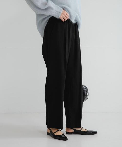 URBAN RESEARCH(アーバンリサーチ)の「『34サイズ/低身長向けも展開』 ポプリンイージーテーパードパンツ(その他パンツ・レディース・ベージュ/ブラック/グリーン系その他・38/40/36/34)」の2枚目の写真