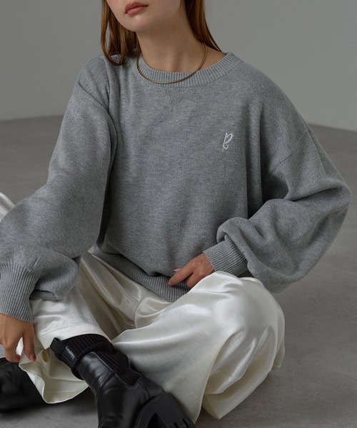 r.(アールドット)の「ロゴ刺繍スウェットライクニット(ニット/セーター・レディース・ピンク/レッド/グレー/イエロー/ネイビー・FREE)」の2枚目の写真
