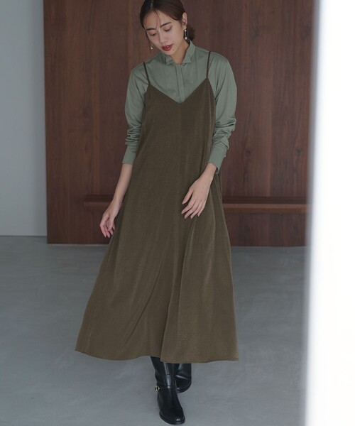 23区(ニジュウサンク)の「【見上愛さん着用/洗える】スエーディーサテン キャミソール ワンピース(ワンピース・レディース・ベージュ系/黄土色系/カーキ系・38)」の4枚目の写真