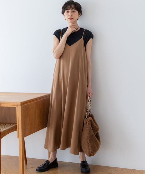 23区(ニジュウサンク)の「【見上愛さん着用/洗える】スエーディーサテン キャミソール ワンピース(ワンピース・レディース・ベージュ系/黄土色系/カーキ系・38)」の12枚目の写真