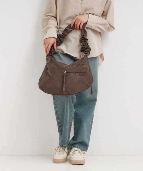 SHOO・LA・RUE（シューラルー）の「ハンドルフリルショルダーバッグ（ショルダーバッグ・レディース・キャメル/ブラック/ブラウン系その他・00）」の2枚目の写真