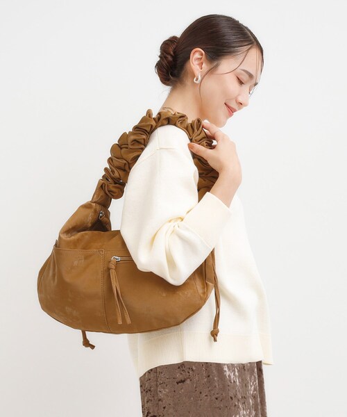 SHOO・LA・RUE（シューラルー）の「ハンドルフリルショルダーバッグ（ショルダーバッグ・レディース・キャメル/ブラック/ブラウン系その他・00）」の3枚目の写真