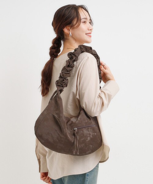 SHOO・LA・RUE（シューラルー）の「ハンドルフリルショルダーバッグ（ショルダーバッグ・レディース・キャメル/ブラック/ブラウン系その他・00）」の8枚目の写真