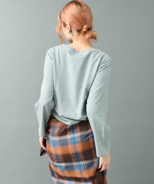ANAP(アナップ)の「レース バタフライ刺繍 サイド シャーリング ロンT(Tシャツ/カットソー・レディース・グレー/オフホワイト/ダークアッシュ・F)」の6枚目の写真