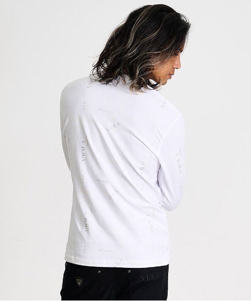 VIOLA(ヴィオラ)の「『VIOLA rumore/ヴィオラ ルモーレ』総柄プリント入りVネック長袖カットソー(Tシャツ/カットソー・メンズ・ホワイト/ブラック×シルバー/ブラック×ゴールド・XL/L/M)」の6枚目の写真