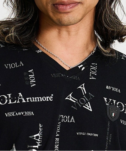 VIOLA(ヴィオラ)の「『VIOLA rumore/ヴィオラ ルモーレ』総柄プリント入りVネック長袖カットソー(Tシャツ/カットソー・メンズ・ホワイト/ブラック×シルバー/ブラック×ゴールド・XL/L/M)」の13枚目の写真