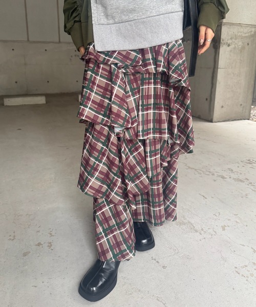 Ameri(アメリ)の「HANDWRITING CHECK TIERED SKIRT(スカート・レディース・ベージュ/ネイビー・SMALL/MEDIUM)」の1枚目の写真